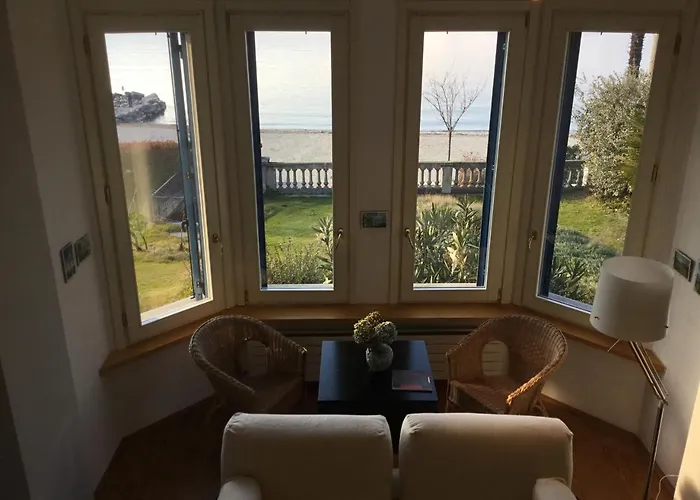 Villa Maria, Lakefront Art Villa On Lake Maggiore Apartament *