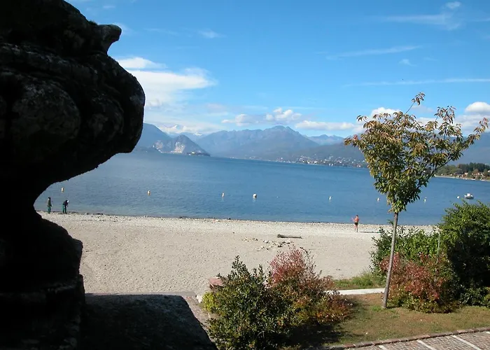 Villa Maria, Lakefront Art Villa On Lake Maggiore Apartament Reno Di Leggiuno