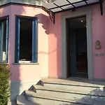 Апартаменты Villa Maria, Lakefront Art Villa On Lake Maggiore *